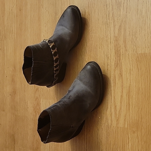 Circle G Grey Leather Ankle Boots/Booties Size 7.5M Never Worn. Missing Strap. - Picture 2 of 6